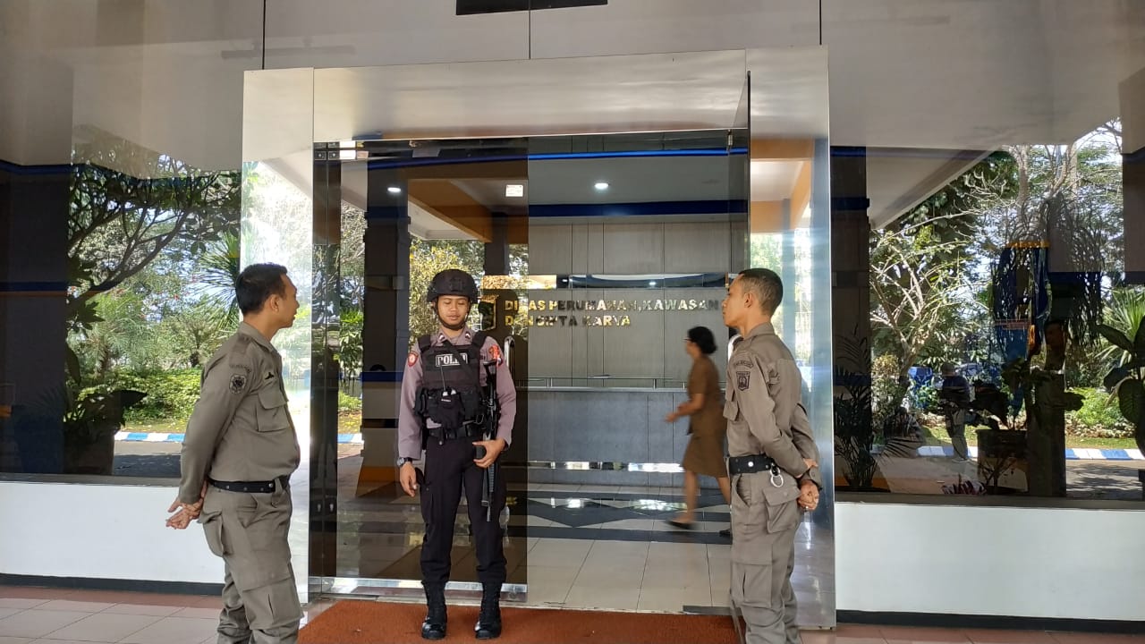 Suasnana Dinas Cipta Karya Pemkab Malang saat KPK melakukan penggeledahan/Foto-foto: Avirista Midaada/jatimnow.com
