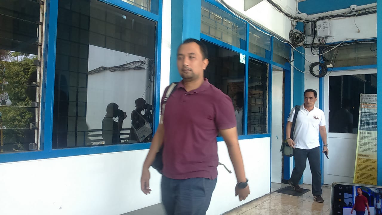 Proses penggeledahan penyidik KPK di Bapenda (Avirista Midaada / jatimnow.com)

 