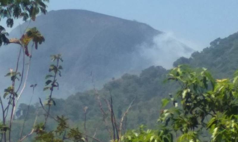 Kepulan asap masih tampak di lereng Gunung Penanggungan via Desa Kedungudi, Kecamatan Trawas, Kabupaten Mojokerto.