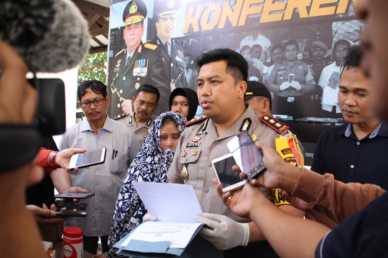 Kapolres Trenggalek AKBP Didit Bambang Wibowo Saputra menunjukkan barang bukti dan tersangka