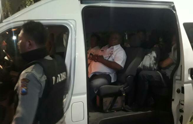 Penyidik KPK membawa tiga pejabat Dinas Pekerjaan Umum dan Bina Marga Pemkab Malang