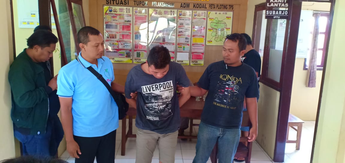 Petugas menunjukkan tersangka