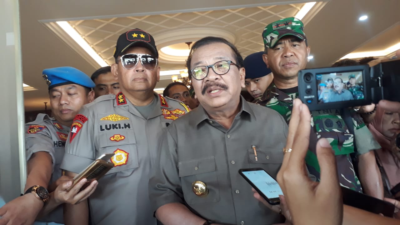 Gubernur Jatim bersama dengan Pangdam dan Kapolda.