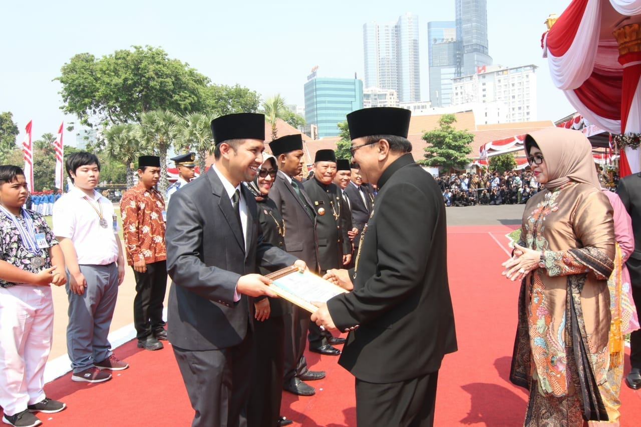 Bupati Trenggalek, Emil Elistianto Dardak saat menerima penghargaan