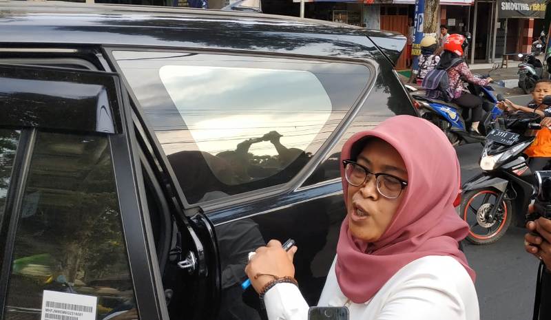 Kepala Inspektorat Kabupaten Malang Tridiyah Maistuti  usai diperiksa KPK, Jumat (12/10/2018).