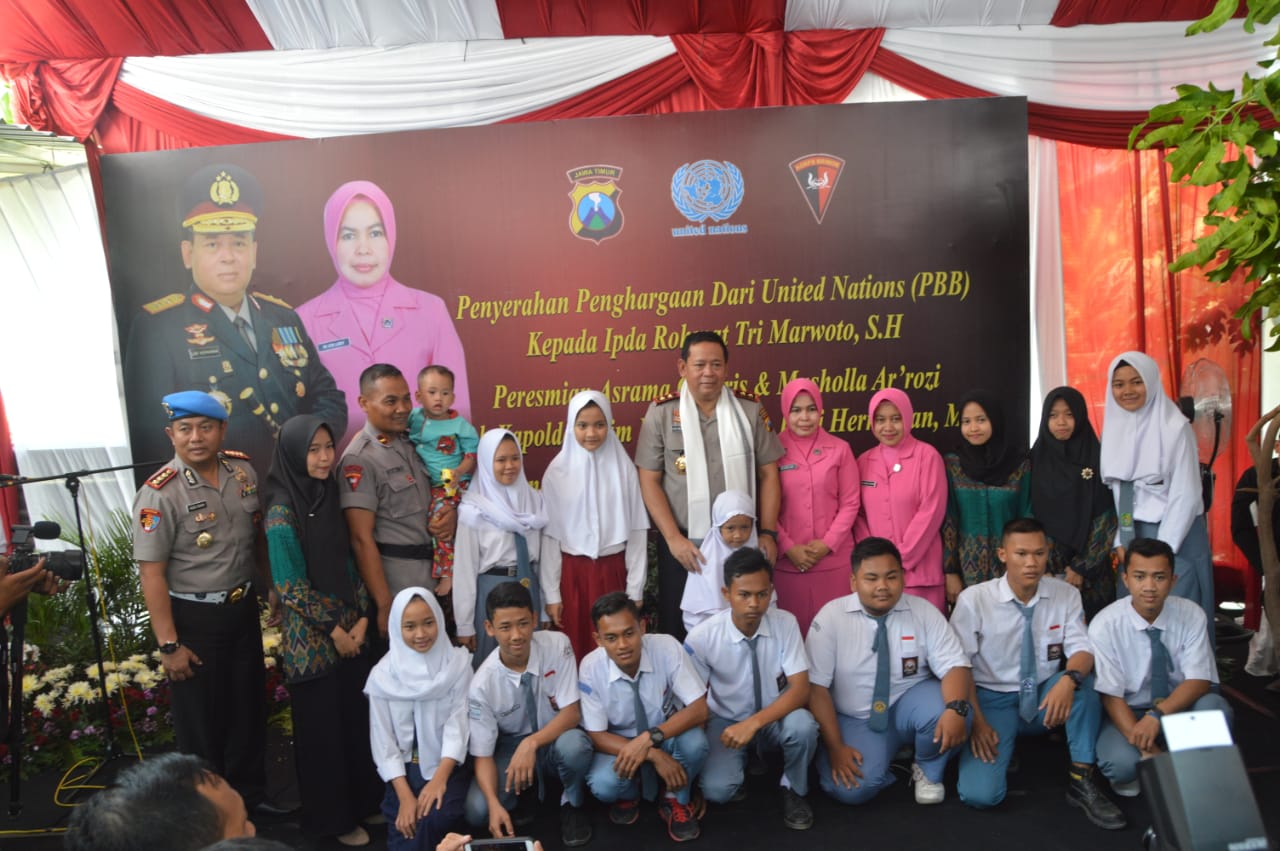 Ipda Rochmat (3 dari kiri) berfoto dengan Kapolda Jatim Irjend Pol Luki Hermawan dan anak asuhnya beberapa waktu lalu