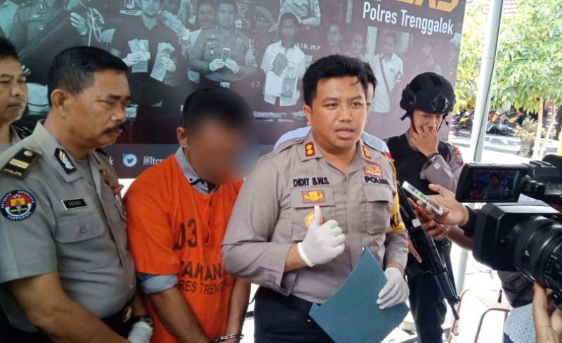 Kapolres Trenggalek, AKBP Didit Bambang Wibowo Saputra menunjukkan tersangka kasus penipuan berkedok lelang mobil.