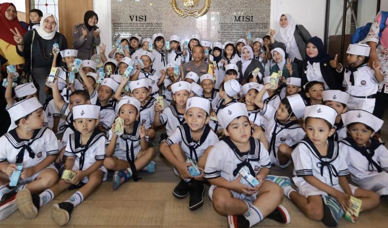 Kapolrestabes Surabaya saat berfoto bersama pelajar TK Hang Tuah XI Surabaya. 
