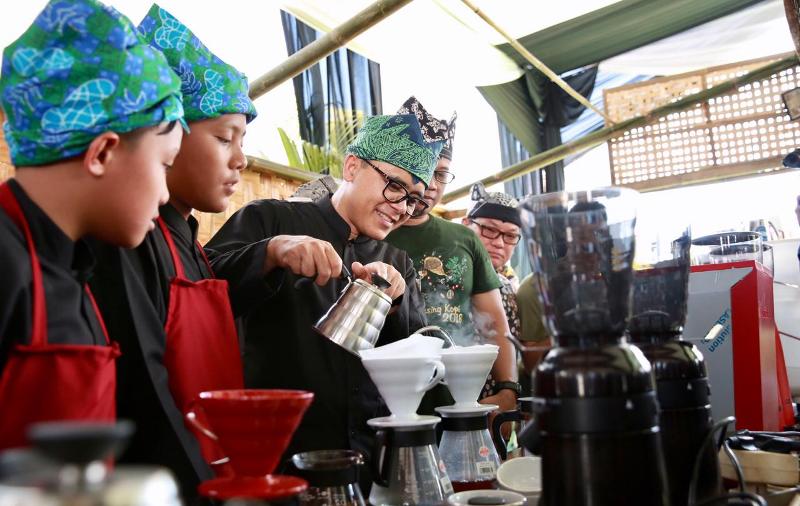 Bupati Anas saat mencoba menyajikan kopi.