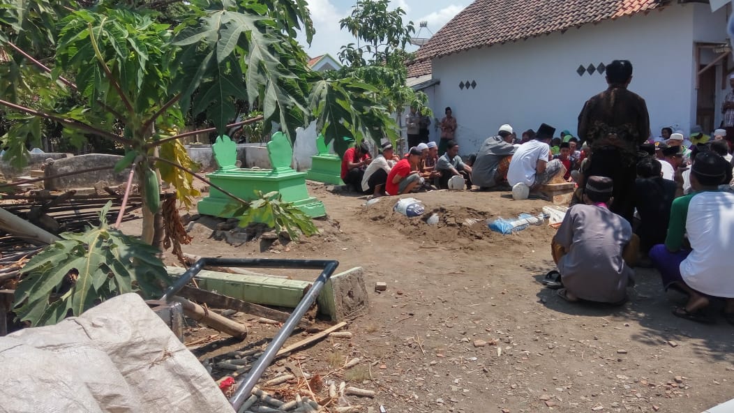 Prosesi pemakaman Moh Fikri Nakhla Rofie Jf di pemakaman setempat.