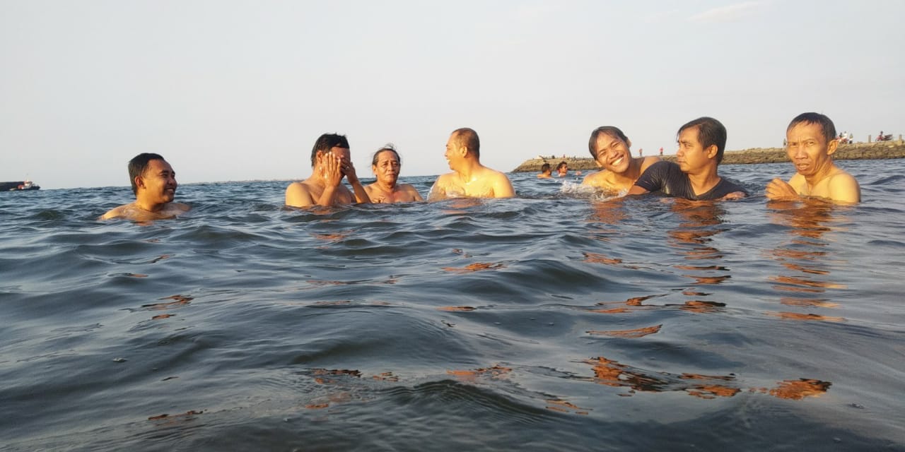 Asyiknya Berendam Sambil Terapi Apung di Pantai Majengan Probolinggo