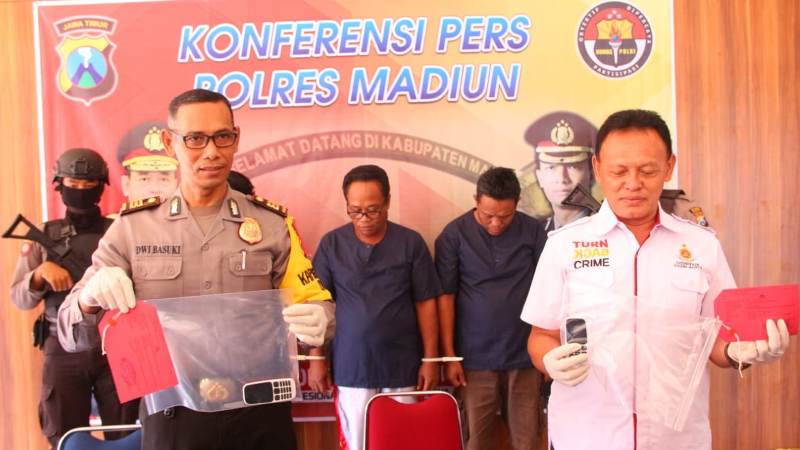 Kasat Reskrim Polres Madiun AKP Ngadiman membeberkan barang bukti dan tiga tersangka yang baru ditangkap, Kamis (18/10/2018).