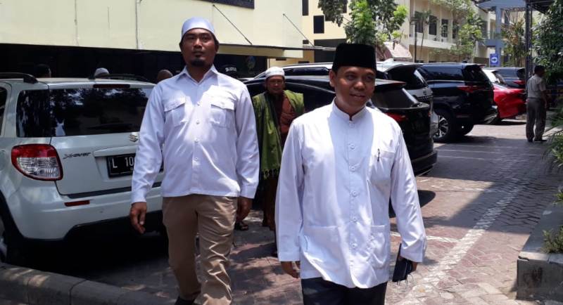 Gus Nur saat mendatangi Mapolda Jatim dan dikawal beberapa anggota FPI.