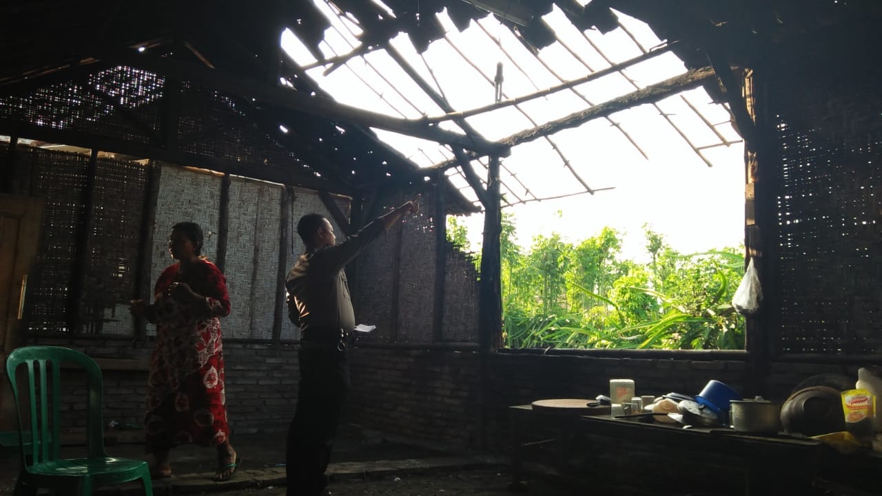 Polisi menunjukkan rumah korban yang terbakar/Foto: Polsek Bangorejo.