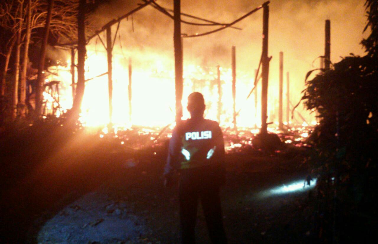 Petugas membantu melakukan pemadaman api