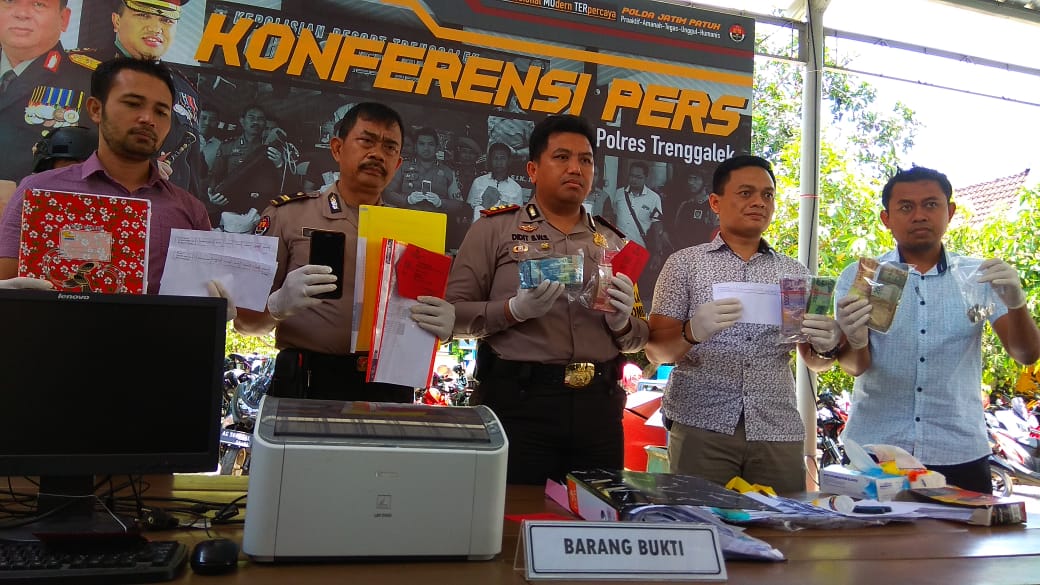 Kapolres Trenggalek, AKBP Didit Bambang Wibowo Saputra menuturkan dalam OTT tersebut, polisi juga menyita sejumlah dokumen