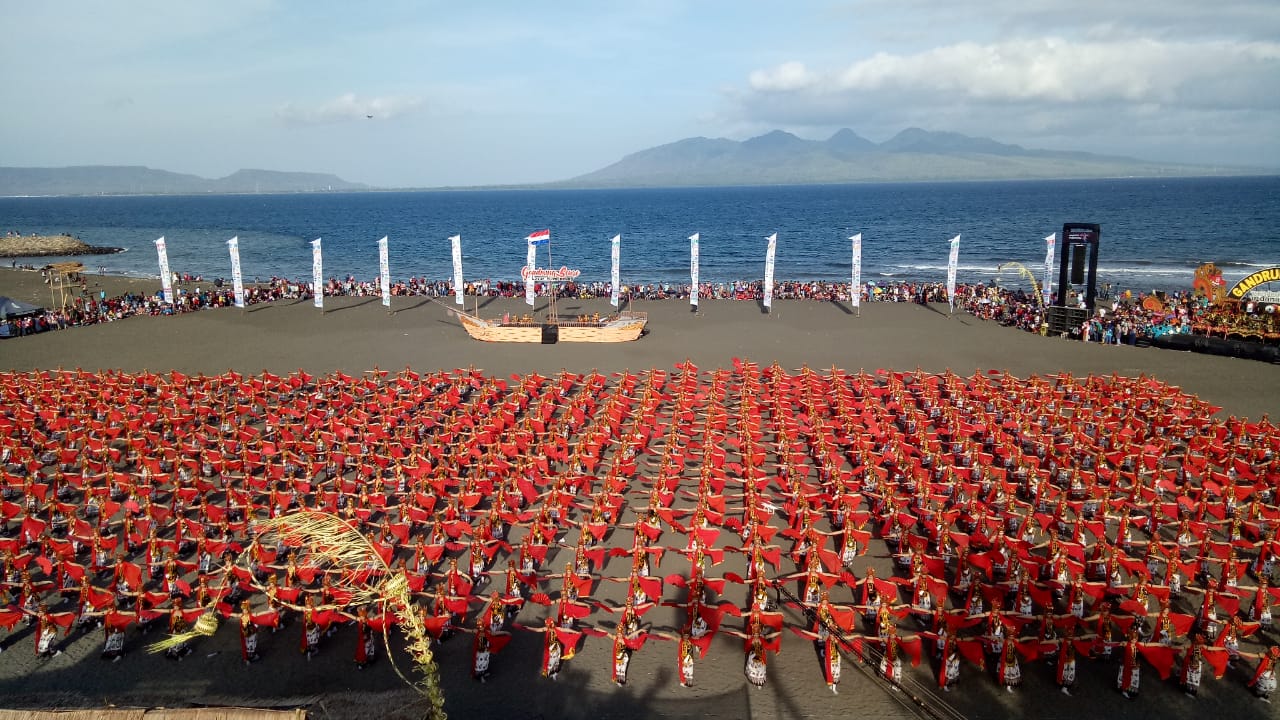 Ribuan penari gandrung saat tampil di Festival Gandrung Sewu, Sabtu (20/10/2018).