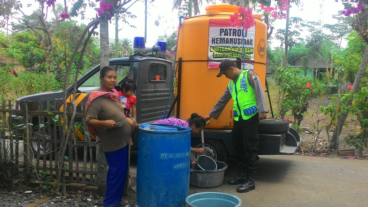 Petugas melayani kebutuhan air warga, melalui mobil patroli yang telah dimodifikasi
