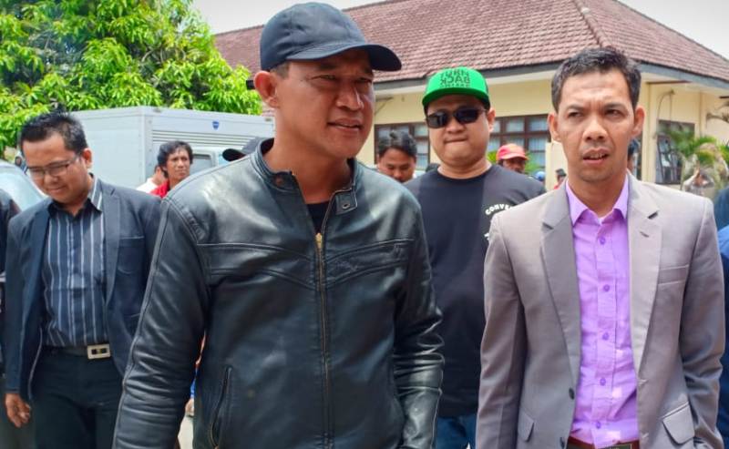 Mohammad Trijanto dan kuasa hukumnya ketika tiba di Polres Blitar, Senin (22/10/2018).