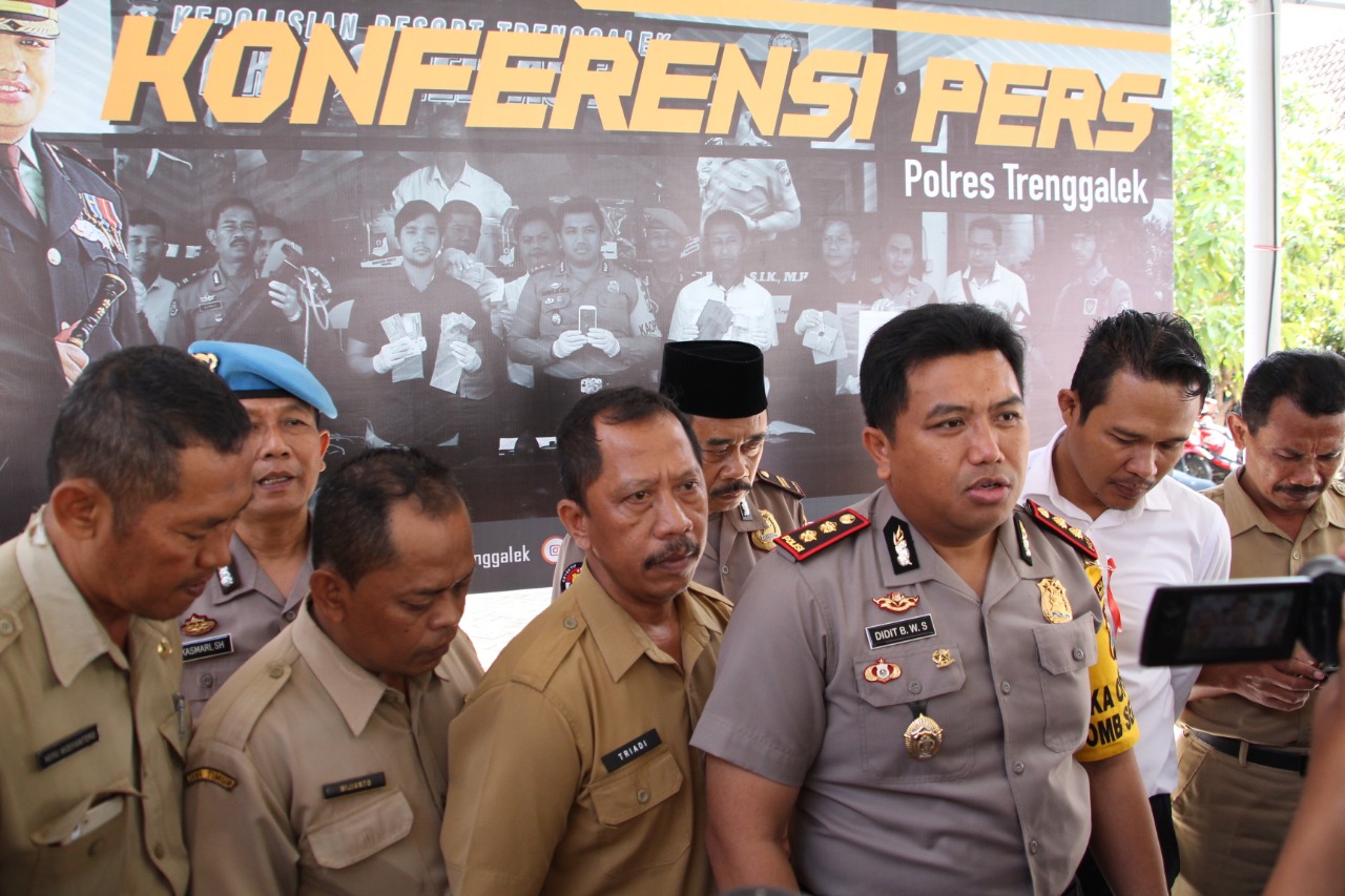 Kapolres Trenggalek AKBP Didit BWS saat memberi keterangan pers terkait penyebab kebakaran Pasar Pon.
