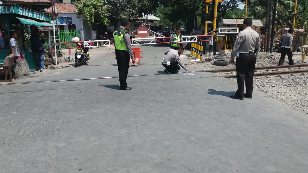 Polisi olah TKP di palang pintu perlintasan kereta api di Pagesangan, Surabaya (istimewa)