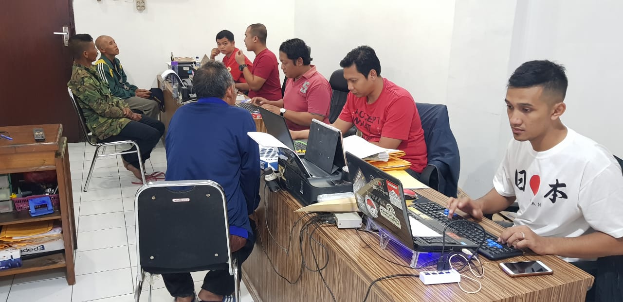 Komplotan pemalsu SIM saat diperiksa penyidik Polres Banyuwangi.