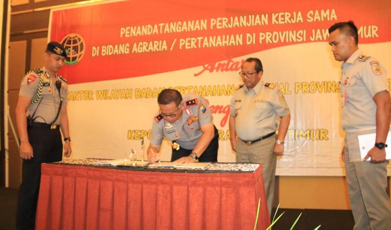 Kapolda Jatim dan Kakanwil BPN/ATR Jatim saat melakukan penandatanganan MoU, Selasa (23/10/2018).