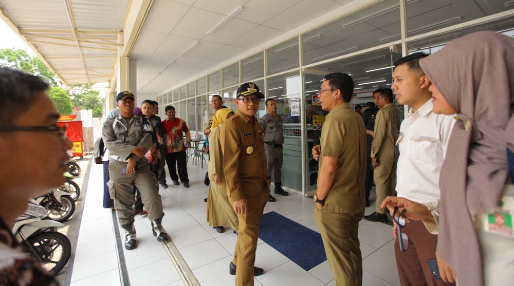 Dua minimarket tak berizin kembali ditutup (Avirista Midaada / jatimnow.com)

