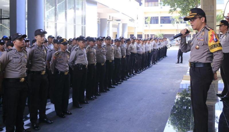 Karo Ops Polda Jatim Kombes Pol Heri Sitompul menyampaikan pesan saat pemberangkatan 274 personil ke Sampang.