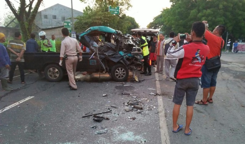 Pikap yang terlibat kecelakaan dengan bus di depan Terminal Ngawi, Sabtu (27/10/2018).