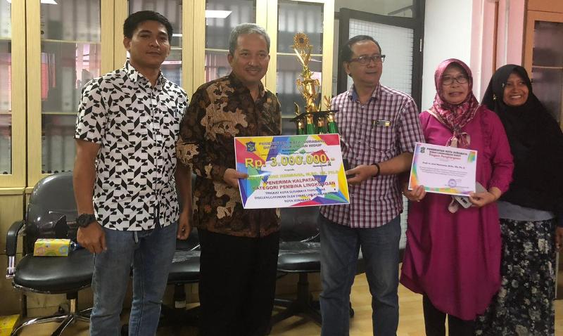 Rektor ITS saat menerima hadiah di kantor DLH Surabaya.