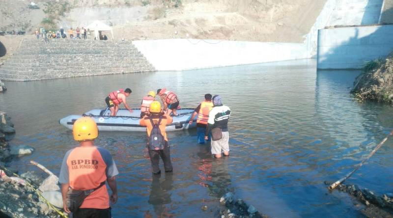 Sejumlah petugas saat berusaha mencari jasad korban di Waduk Bendo. 