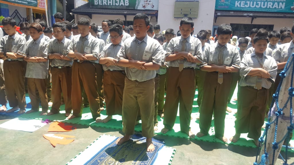 Para siswa SMP Muhammadiyah 2 Surabaya melaksanakan salat gaib untuk para korban pesawat Lion Air yang jatuh di Perairan Tanjung Kerawang