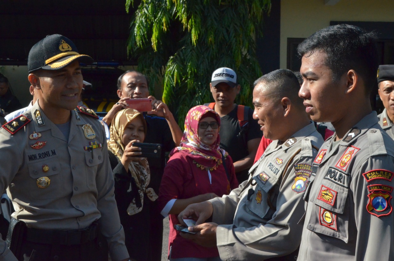 Polisi saat merazia polisi di Polres Ponorogo