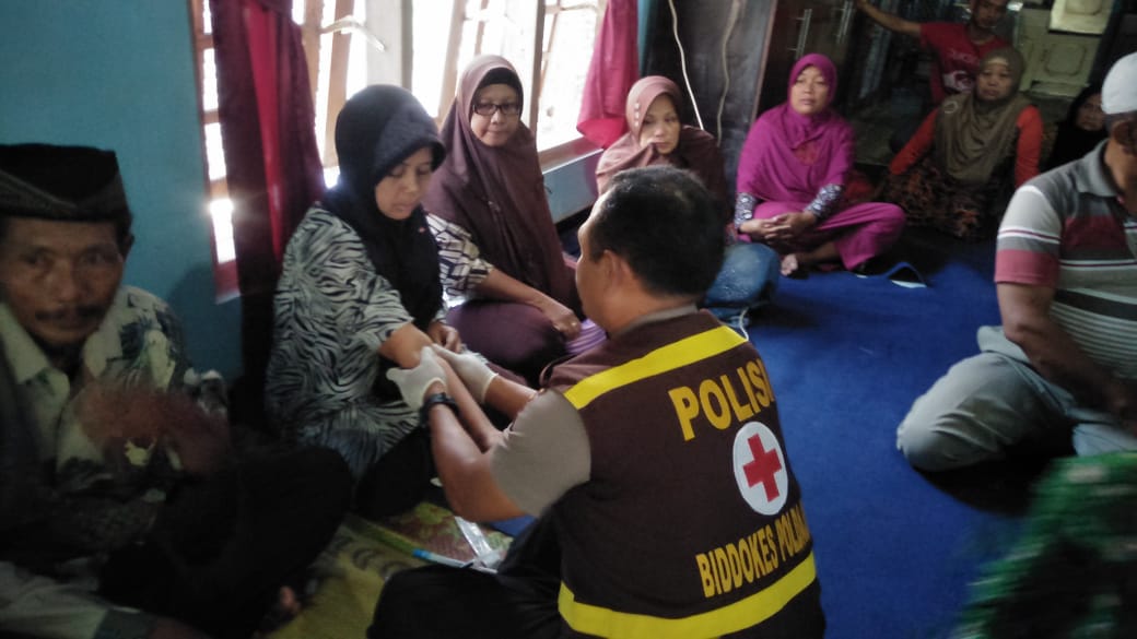 Sukarti, Ibu Alfiani sedang diambil sampel darah oleh tim DIV Polda Jatim.