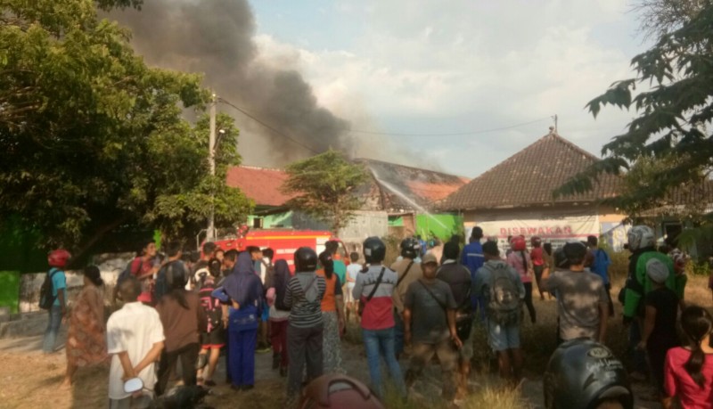 Kobaran api saat melalap gudang dan ruang kelas SMPN 12 Kota Madiun, Selasa (30/10/2018) sore. 