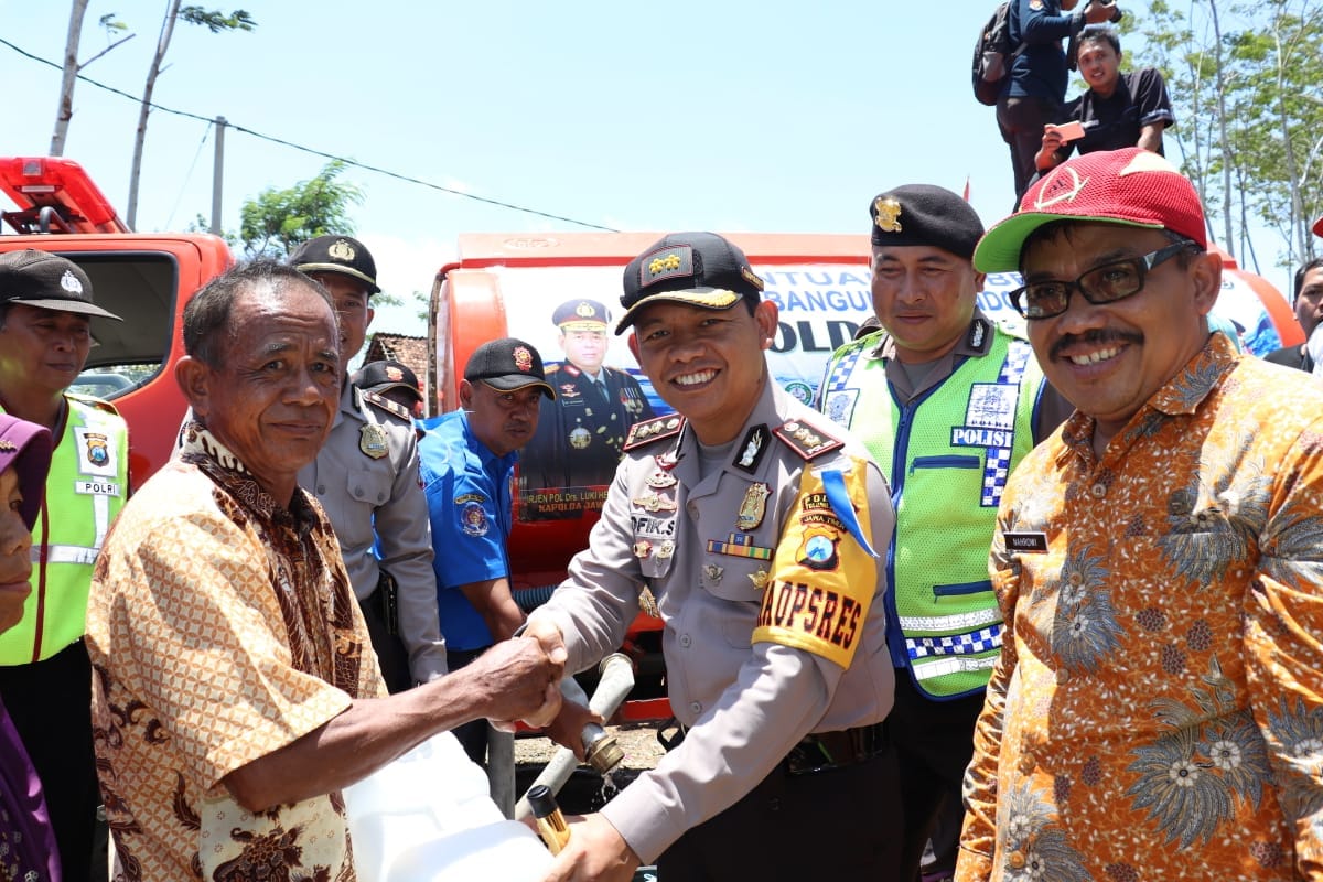 Polisi Kirim Bantuan Air untuk Wilayah Kekeringan di Tulungagung