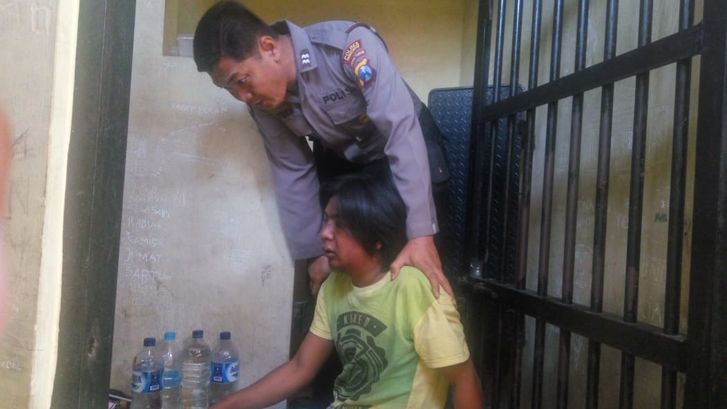 Tersangka Hendra Setyawan menjalani pemeriksaan oleh petugas.