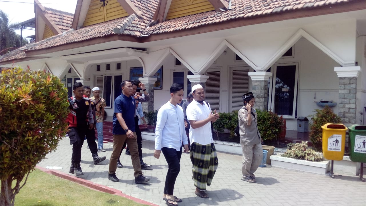 Gibran berkeliling di Pondok Pesantrean Nurul Jadid Paiton Kabupaten Probolinggo/Foto: Mahfud Hidayatullah
