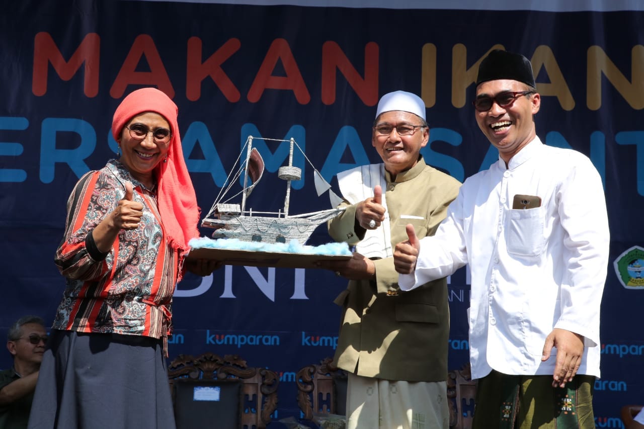Video: Menteri Susi Makan Ikan Bareng Santri Banyuwangi