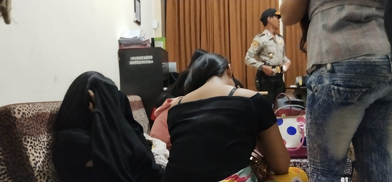 Para pemandu lagu yang diamankan ke Mapolres Probolinggo