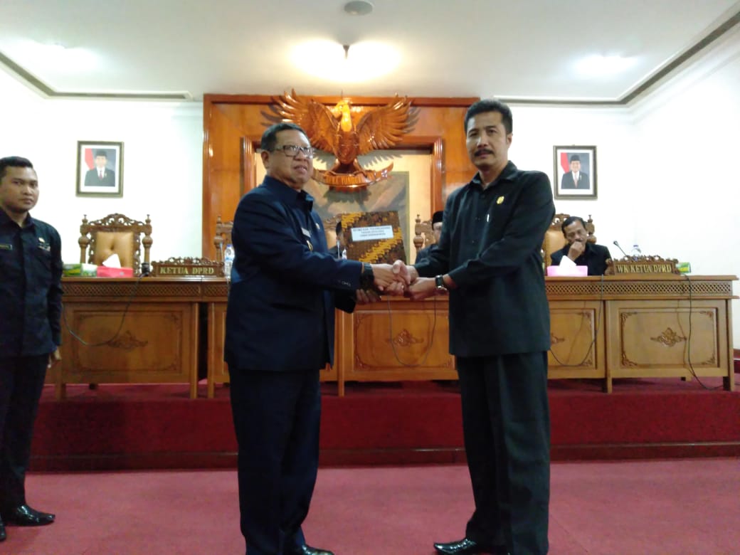Plt Bupati Tulungagung menerima usulan ranperda dari Ketua DPRD Tulungagung
