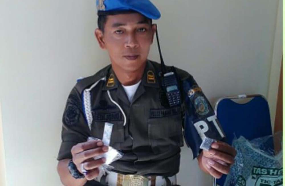 Petugas menunjukkan jimat yang dibawa peserta TKD CPNS Ponorogo (Satpol PP Kabupaten Ponorogo/Istimewa)