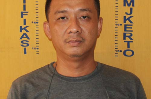 
Yudianto, otak pembobolan ATM di minimarket Desa Watesumpak, Kecamatan Trowulan, Kabupaten Mojokerto usai menyerahkan diri kepada polisi./ Foto: Istimewa.