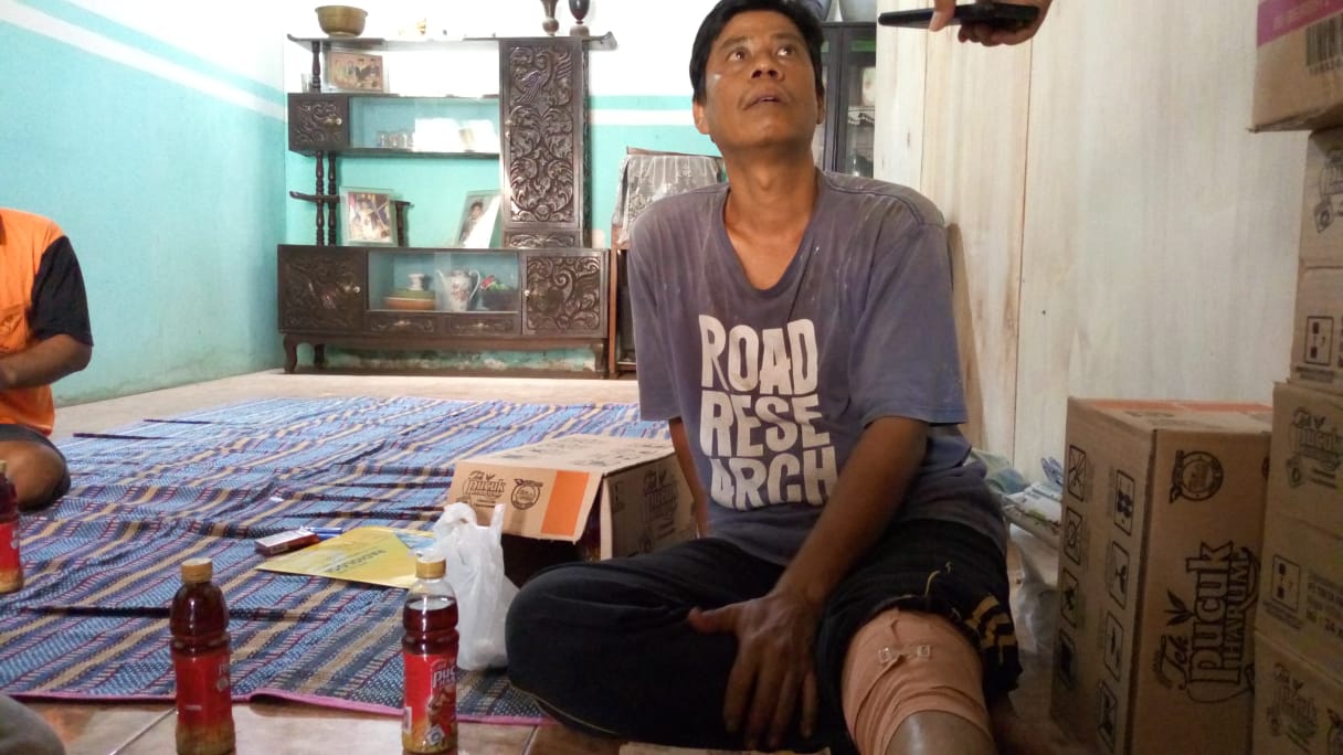 Korban, Supiono yang terluka terkena sabetan (Mita Kusuma/jatimnow.com)