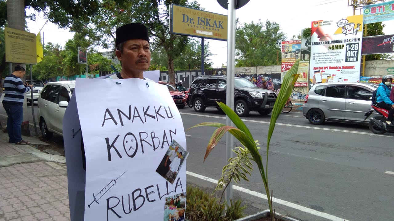 Suyanto saat hendak berjalan menuju Dinas Kesehatan Kota Kediri