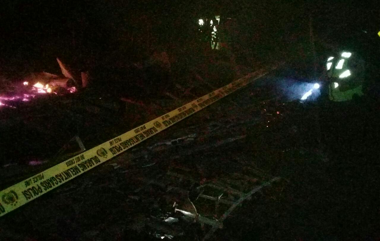 Rumah Mbah Supini saat masih terbakar