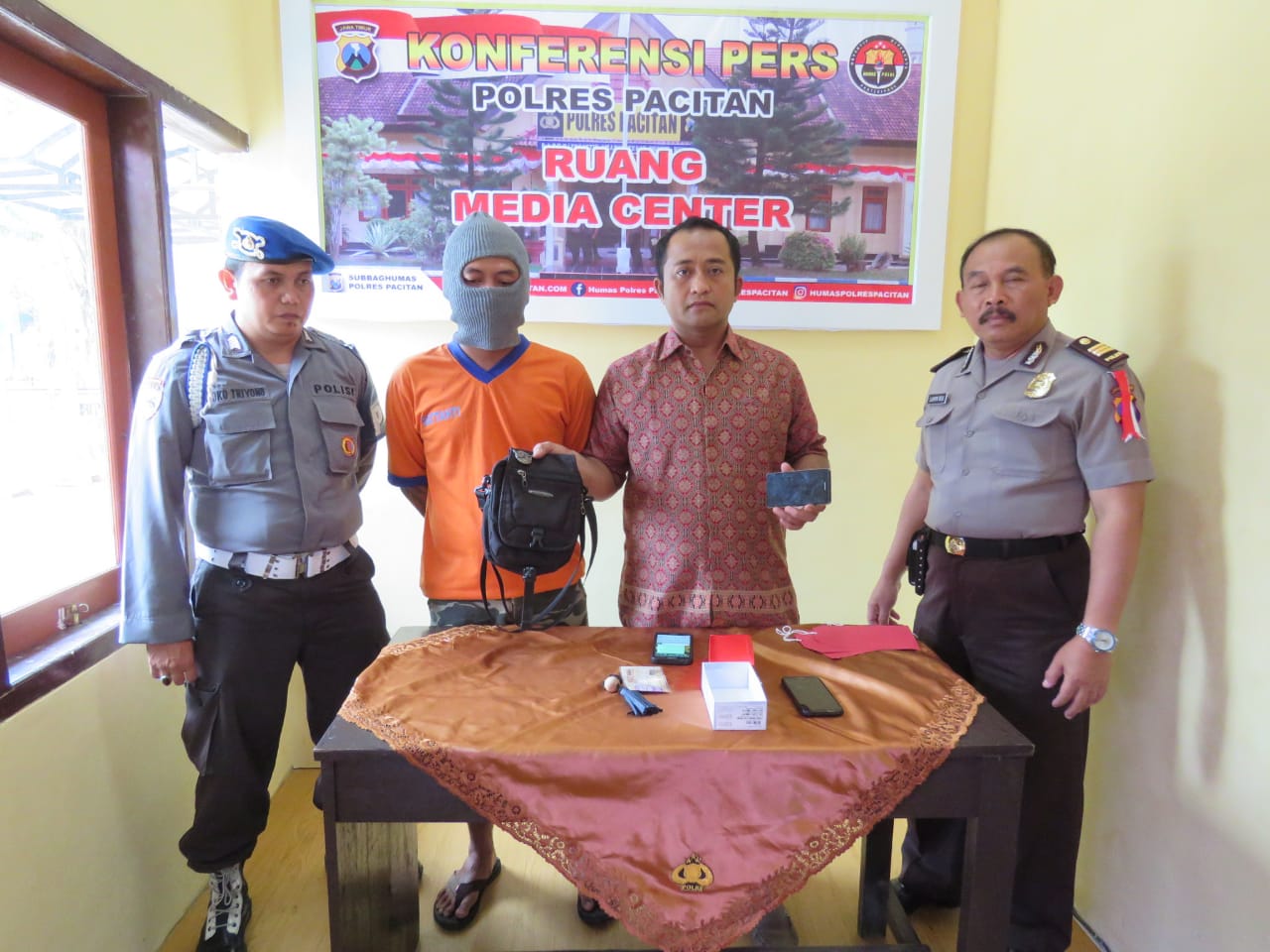 Petugas menunjukkan tersangka dan barang bukti