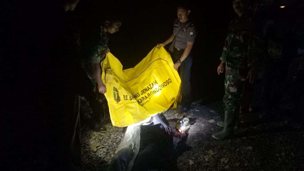 Petugas mengevakuasi jasad korban dari perairan Pancur Taman Nasional Alas Purwo