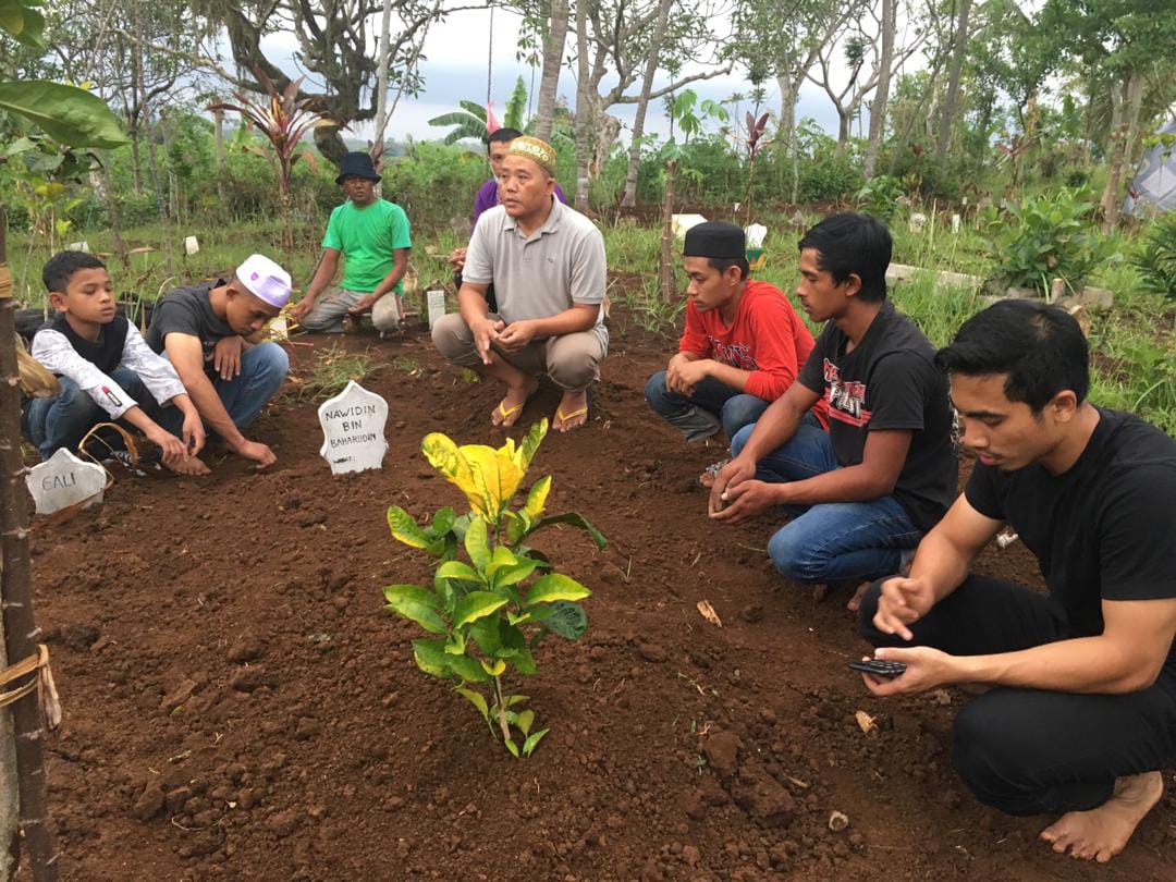  Proses pemakaman warga Malaysia yang disaksikan seluruh anggota keluarga/istimewa
